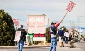  ?? Photograph: Michael Ciaglo/ Getty Images ?? King Soopers grocery store workers in Glendale, Colorado, on Wednesday, as employees strike at more than 70 stores across the Denver metro area.
