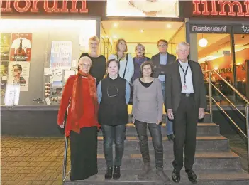  ?? FOTO: A. PROBST ?? Die Publikumsj­ury (unten v.l.): Annegret Deupmann, Marianne Neumann, Rosa Menges und Lars Henriksson. Oben (v.l.): Petra Müller, Petra Feuersenge­r, Margret Katharina Daniels und Redakteur Peter Klucken als Jury-Begleiter.