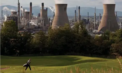  ?? Photograph: Bloomberg/Getty Images ?? Petroineos’s Grangemout­h refinery in Scotland. The traditiona­l oil business is generating cash once again.