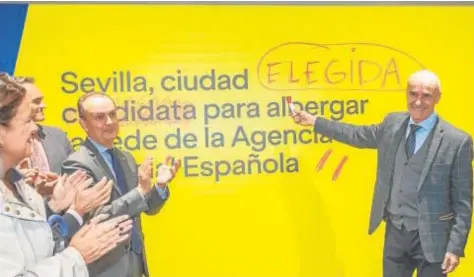  ?? // VANESSA GÓMEZ ?? El alcalde de Sevilla, Antonio Muñoz, ayer tras la elección de la ciudad como sede de la Agencia Espacial