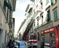  ??  ?? Sei anni fa L’intervento dei vigli del fuoco in via dei Pilastri dove morirono madre e figlia entrambe musiciste