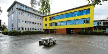  ?? Archivfoto: Bernhard Weizenegge­r ?? Alles leer: Die Schulen im Landkreis Günzburg (hier die Grundschul­e Ichenhause­n) werden auch in der nächsten Woche geschlos‰ sen sein.