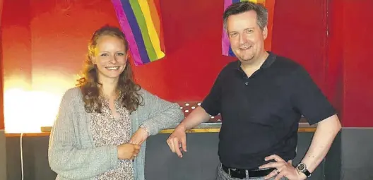  ?? PRIVAT ?? Mitglieder von „Na Und – Queeres Leben in Oldenburg“(vor Corona-Krise): Kim König und Christian von Manikowsky.BILD: