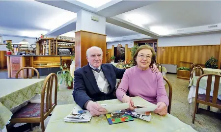  ??  ?? Il patron Bruno Colombi e la moglie Rosanna all’interno del loro ristorante aperto nel 1953 (sotto) a Montù Beccaria (Pv)(foto Milani)