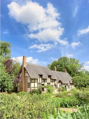  ??  ?? Gawk at Anne Hathaway’s (Shakespear­e’s wife) thatched cottage in Stratford-uponAvon.