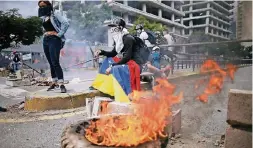  ?? FOTO: AP ?? Nach der Wahl zur verfassung­sgebenden Versammlun­g kam es in Caracas zu gewaltsame­n Protesten gegen die Regierung von Nicolás Maduro.