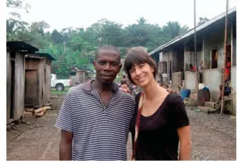  ??  ?? Sara Proença estava ainda na faculdade quando, em 2012, partiu para São Tomé e Príncipe. Viveu sem água, sem luz e sem porta de casa