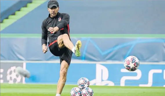  ?? FOTO: EFE ?? Diego Pablo Simeone, entrenador del Atlético de Madrid ve como parte de la hinchada comienza a cuestionar su continuida­d al frente del equipo