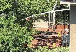  ??  ?? La scena del delitto
Il terrazzino della casa in via Torrigio dove ieri un’ex guardia giurata ha ucciso la moglie e si è tolta la vita (Barsoum/Proto)