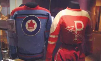  ?? ETIENNE PLAMONDON EMOND ?? Vue du chandail des Flyers de l’Aviation royale canadienne (gauche), qui ont représenté le Canada lors des Jeux olympiques de Saint-Moritz, en Suisse, en 1948, et de l’équipement complet d’Hilda Ramscombe (droite), joueuse de l’équipe féminine de hockey de Preston dans les années 1930.