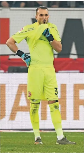  ?? FOTO: HOMÜ ?? Unzufriede­n mit sich und der Gesamtsitu­ation: Fortunas Torwart Florian Kastenmeie­r nach dem 0:1 gegen Werder Bremen.