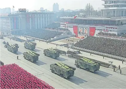  ?? AFP ?? Muestra. Una imagen emitida por la TV de Norcorea sobre el desfile militar en la capital del país.