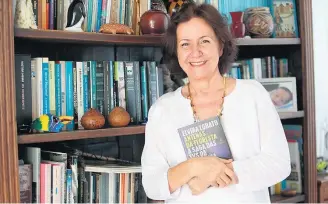  ?? WILTON JUNIOR/ESTADÃO ?? Livro. Elvira Lobato com exemplar de ‘Antenas da floresta – a saga das TVs na Amazônia’