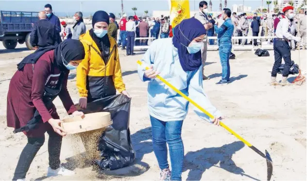  ?? Agence France-presse ?? ↑
Volunteers clean a contaminat­ed beach in Tyre, Lebanon, on Saturday.