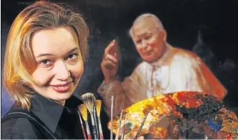  ??  ?? VATICAN ARTIST: Russian artist Natalia Tsarkova lives in Rome and is the official portrait maker for the pope. On the right: a copy of the portrait ordered by the John Paul II Cultural Center in Washington in Verrone, Italy in May 2004