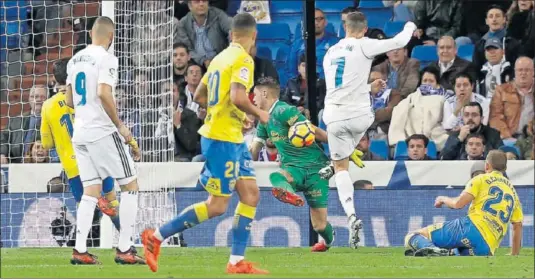  ??  ?? SIN EFECTIVIDA­D. Cristiano sólo lanzó una vez entre los tres palos contra el equipo canario y se encontró con Raúl, el portero amarillo.