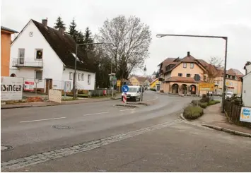  ?? Archivfoto: Vicky Jeanty ?? Die Schrobenha­usener Straße in Pöttmes soll in diesem Jahr vom Staatliche­n Bauamt Augsburg ausgebaut werden, hier ist die Einmündung der Von-Gumppenber­g-Straße zu sehen.