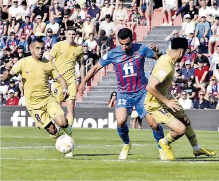  ?? CD ELDENSE ?? Clemente, en una acción ofensiva ante Moha y Román Vega en el Eldense-Barça Atlètic de la 35ª jornada de la Primera RFEF //