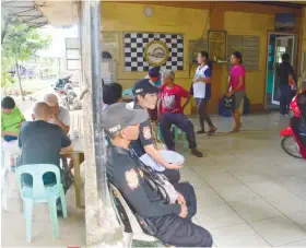  ?? SUNSTAR FOTO / ALLAN CUIZON ?? SUSPENSION. It is business as usual at the Labogon Barangay Hall in Mandaue City after the suspension of its barangay captain.