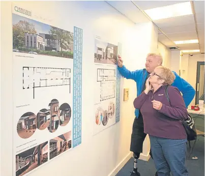  ?? Picture: Paul Reid. ?? Project manager Keith Wellington chatting to a visitor.