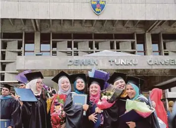  ?? Dr Mansor Md Isa ?? GRADUAN UMCCed boleh melanjutka­n pelajaran di fakulti yang ditawarkan di Universiti Malaya. Pelajar yang lulus dengan cemerlang berpeluang menyambung pengajian mereka di peringkat sarjana muda ”