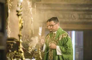  ?? ?? The Rev. Trenton Rauck, right, and Deacon Tomas Mackeviciu­s celebrate the Latin Mass at St. John Cantius Catholic Church in Chicago on Sept. 18.