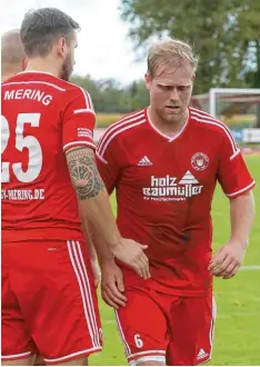  ?? Fotos: Michael Hochgemuth ?? Dem SV Mering gehen die Spieler aus. Auch Maximilian Lutz (rechts) wird am Sams tag gegen den FV Illertisse­n II fehlen.