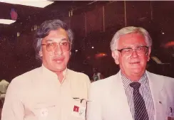  ??  ?? RUBBING SHOULDERS: Ramesh Vassen with Joe Slovo.