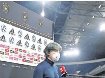  ??  ?? Bundestrai­ner Joachim Löw steht nach der Niederlage gegen Nordmazedo­nien Rede und Antwort.
FOTO: GAMBARINI/DPA