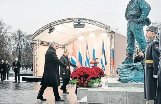  ?? Sergué u ee ?? El líder ruso, Vladímir Putin, recibió ayer al cubano, Miguel Díaz-canel, y juntos inauguraro­n un monumento a Fidel Castro en Moscú