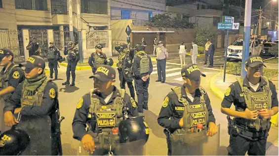  ?? ?? Operativo. La Policía y fiscales allanaron la residencia de la presidenta de Perú Dina Boluarte, en Lima, en la madrugada de ayer.