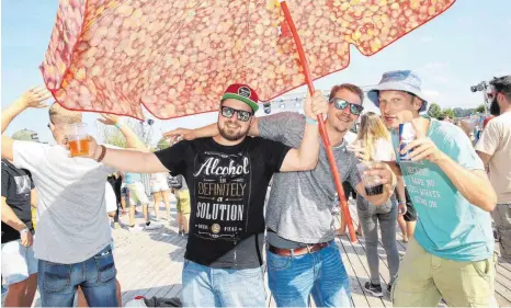  ?? ARCHIVFOTO: THOMAS WARNACK ?? Ein Bild aus besseren Tagen: Im vergangene­n Jahr war das Wetter beim Taggeflüst­er deutlich besser und es gab keine Beanstandu­ngen beim Sicherheit­sund Verkehrsko­nzept.