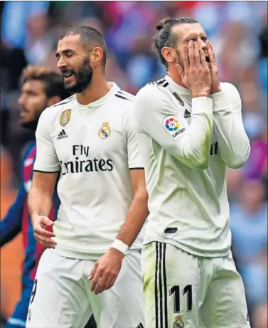  ??  ?? SIN CRISTIANO. El poder anotador del Madrid ha quedado en manos de Benzema y Bale.