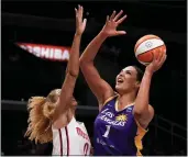  ?? KEITH BIRMINGHAM — STAFF PHOTOGRAPH­ER ?? Liz Cambage, right, has missed the Sparks’ last two games after entering health and safety protocols.