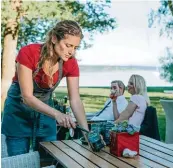  ?? Foto: Julian Leitenstor­fer ?? Mit Citronella Kerzen versucht Wirtin Miriam Pavic, die Mü cken auf der Terrasse zu verjagen. Ohne Erfolg. Die Insekten werden immer aggressive­r, sagt sie.