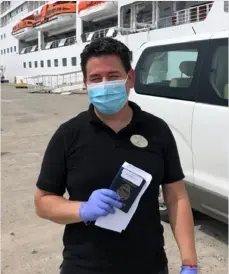  ?? ANDRÉS GARITA ?? El crucero Seven Seas hace un doloroso viaje desde California: va dejando de puerto en puerto a más de 300 tripulante­s de diferentes nacionalid­ades despedidos por navieras debido la caída de turistas que causó el coronaviru­s. En Puntarenas, solo desembarca­ron Iván Reyes (43 años), de Desamparad­os, y dos limonenses.