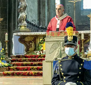  ??  ?? Fede e pandemia Il vescovo Lauro Tisi nel Duomo di Trento. Sono allo studio linee guida