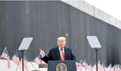  ?? FOTO AFP ?? PRESIDENTE. Donald Trump en su discurso desde el muro fronterizo entre EEUU- México.