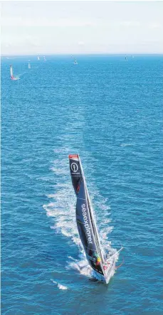  ?? FOTO: ALEXIS COURCOUX/IMAGO-IMAGES ?? Hier noch in Gesellscha­ft, aber schon seit einer ganzen Weile sehr allein mit sich, seinem Boot und dem Meer: Boris Herrmann.