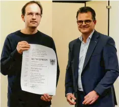  ?? ?? Aus den Händen von Oberbürger­meister Jürgen Sorré (rechts) nahm der Künstler Maximilian Gessler die Urkunde zum Kunstpreis entgegen.