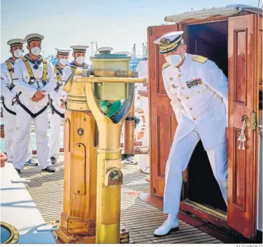  ?? JULIO GONZÁLEZ ?? Felipe VI, ayer minutos antes de dejar el ‘Elcano’ para pisar el puerto de Cádiz.