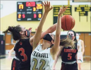  ?? Christian Abraham / Hearst Connecticu­t Media ?? Ridgefield’s Kelly Chittenden (3) knocks the ball away from Trumbull’s Julia Lindwall as she attempts a shot in a Feb. 10 game.