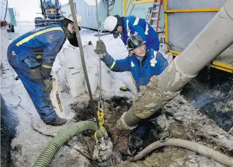  ?? NORM BETTS / BLOOMBERG NEWS FILES ?? A drilling crew at an Encana natural gas well site near Alix, Alta. Encana, Talisman and Canadian Natural Resources are potential takeover targets.