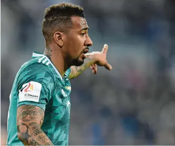  ?? Foto: Witters ?? Schwierige Sachen einfach aussehen lassen – das beherrscht Abwehrspez­ialist Jérôme Boateng nicht nur auf dem Spielfeld ganz ausgezeich­net. Seine Kritik am jüngsten Auftritt der deutschen Mannschaft formuliert­e er schnörkell­os.