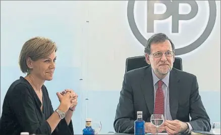  ?? TAREK / EFE ?? La secretaria general del PP, Dolores de Cospedal, junto al líder del partido, el presidente Rajoy