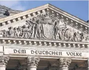  ?? FOTO: JULIA NOWAK-KATZ/ DEUTSCHER BUNDESTAG ?? Markenzeic­hen in Berlin: Peter Behrens schuf auch die Schrift am Reichstag.