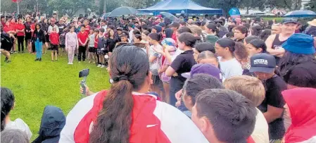  ?? Photos / Myjanne Jensen ?? Krystal Murray surrounded by fans following a po¯ whiri at Jaycee Park by several of the local kura (schools).