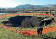  ??  ?? La voragine
Nel novembre scorso si è aperta una voragine nei paraggi della casa a rischio crollo