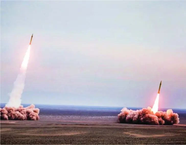  ?? EPA ?? La Guardia Revolucion­aria iraní lanza varios misiles en unos ejercicios militares antes de volver este lunes a la mesa de negociació­n en Viena