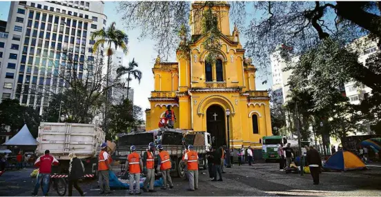  ?? Zanone Fraissat/Folhapress ?? Agentes da Prefeitura de São Paulo limpam o largo do Paissandu, no centro de SP, nesta sexta-feira (10)